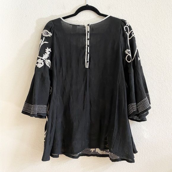 Esley Blouse Size M Embroidered Detail White Black Flowy Button Back‎ Top Blouse - Picture 5 of 8